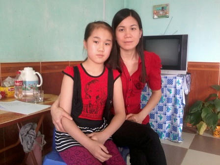 Nghi bé gái hái trộm khế, chủ vườn bắt trói, dọa chém chết